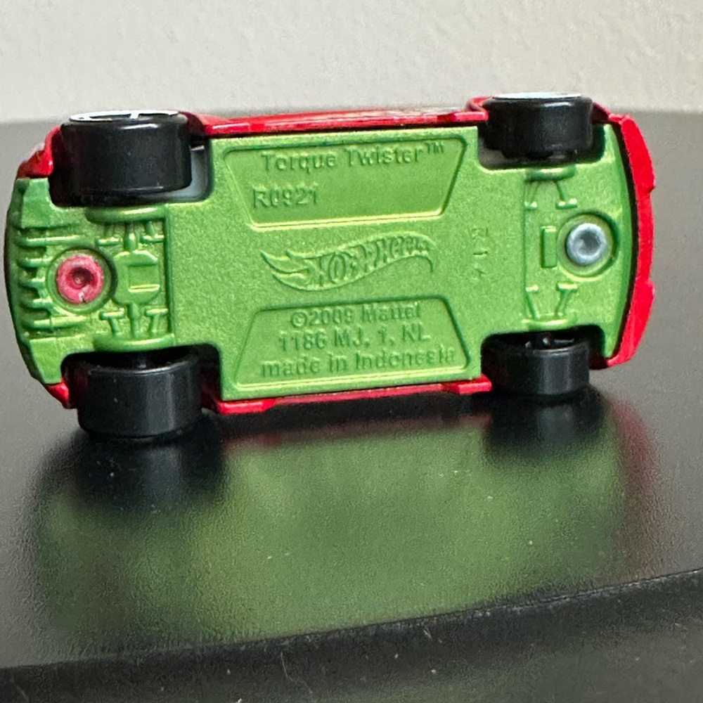 2009 HOT WHEELS TORQUE TWISTER #04 HW RESCUE RED 1:64 DIECAST 2.5" CAR - Picture 11 of 13